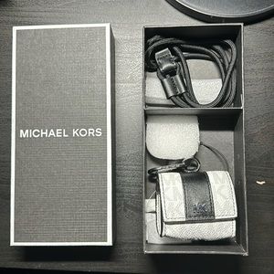 Michael Kors Airpod Case Holder Accessories (White)